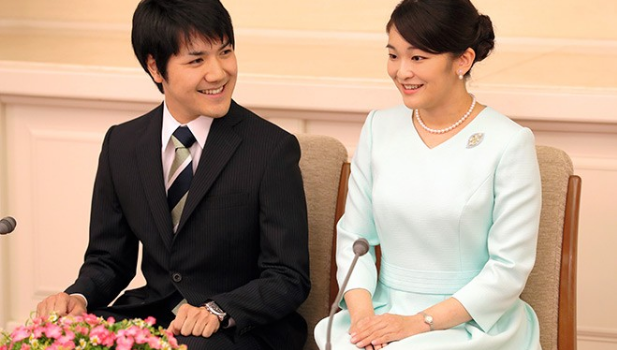Prinses Mako en kei Karumo bij de aankondiging van hun verloving